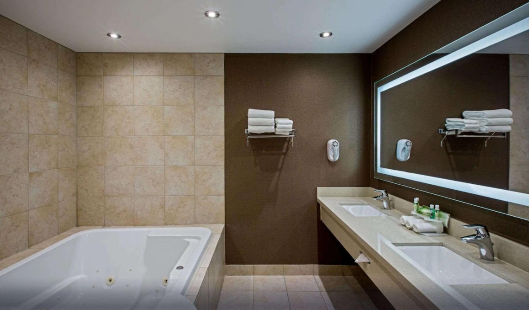 Quality Inn & Suites Regina Downtown Екстериор снимка